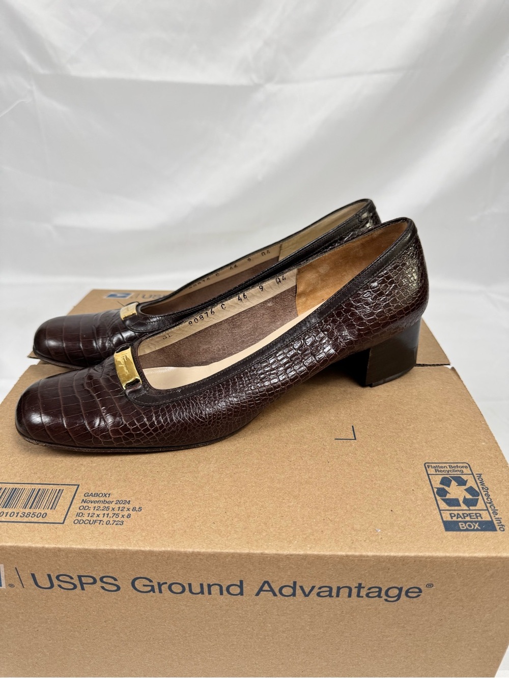 Salvatore Ferragamo Brown Croc Embossed Leather Pumps Heels Gold Logo 9 Italy - Picture 7 of 13